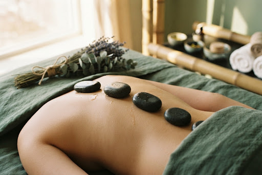 Terapia de piedras calientes sobre espalda con toallas salvia y lavanda en Castelar